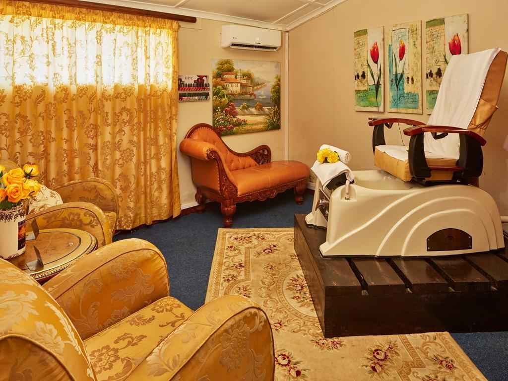 First Group Midlands Saddle And Trout Hotel Mooirivier Buitenkant foto