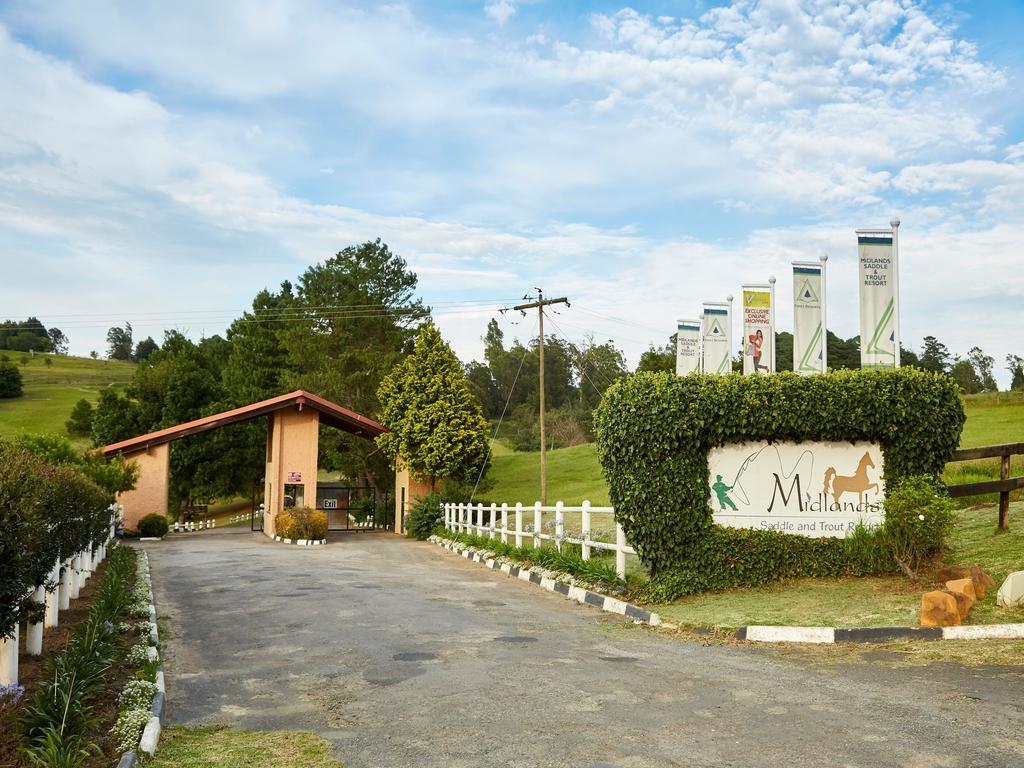First Group Midlands Saddle And Trout Hotel Mooirivier Buitenkant foto